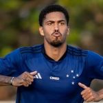 Zagueiro do Cruzeiro provoca Atlético e imita galinha em comemoração de gol