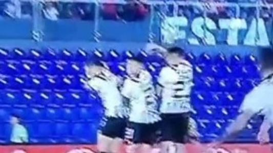Jogador do Libertad-PAR tirou bola com a mão dentro da área