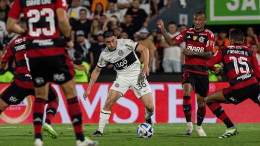 Jogador do Olimpia cercado por defensores do Flamengo no Defensores Del Chaco