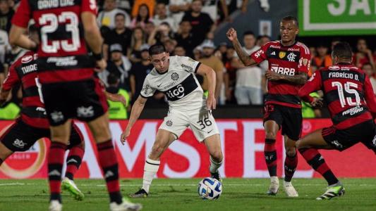 Jogador do Olimpia cercado por defensores do Flamengo no Defensores Del Chaco