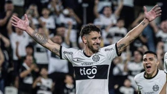 Jogador do Olimpia comemora sorteio da Libertadores