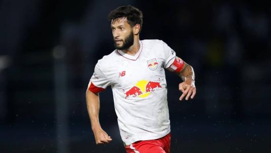 Jogador do Red Bull Bragantino em duelo contra o Cruzeiro