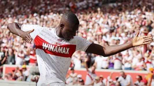 Jogador do Stuttgart durante jogo pelo Campeonato Alemão