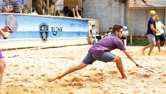 Jogador durante partida de Beach Tennis