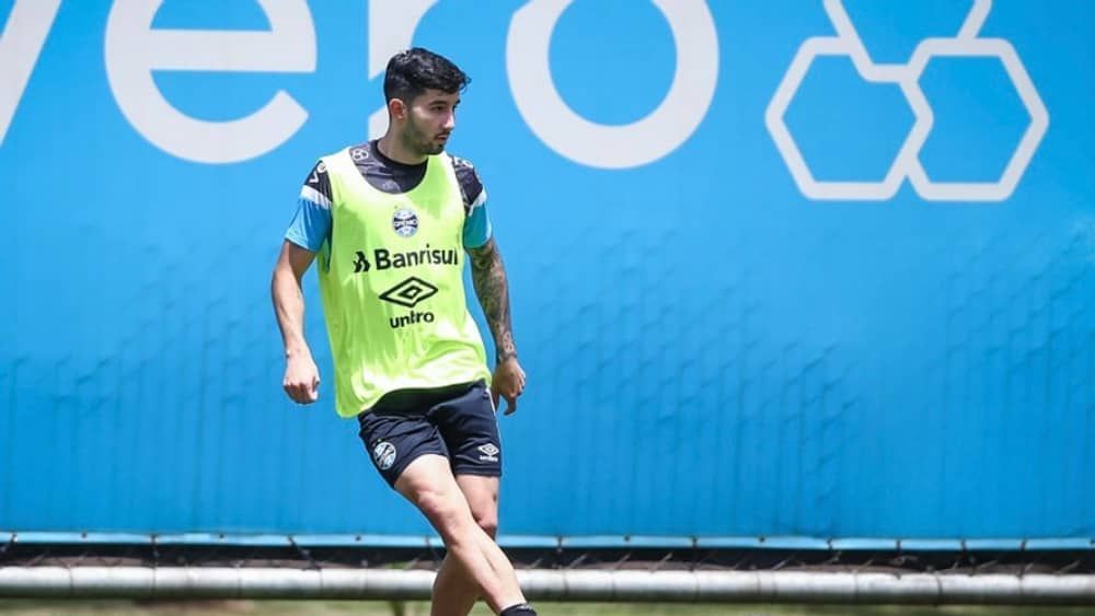 Grêmio tenta renovação de Villasanti; Palmeiras tem interesse no volante 