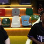 Casimiro 'faz proposta' para Vini Jr e recebe chuteira autografada