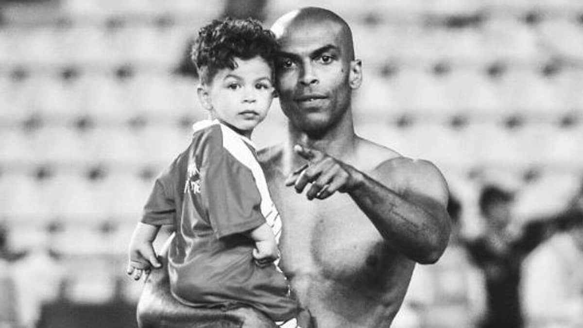 Naldo, ex-Cruzeiro, perde filho de quatro anos após acidente na Europa