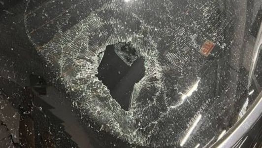 Jogador mostrou estragos causados ao vidro do carro