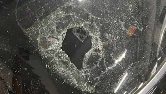 Jogador mostrou estragos causados ao vidro do carro