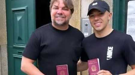 Jogador posou para fotos com o passaporte italiano