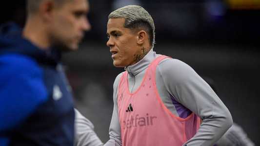 Jogador se recupera de uma pancada sofrida no joelho direito