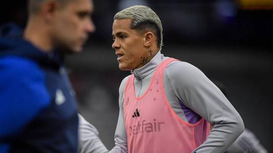 Jogador se recupera de uma pancada sofrida no joelho direito