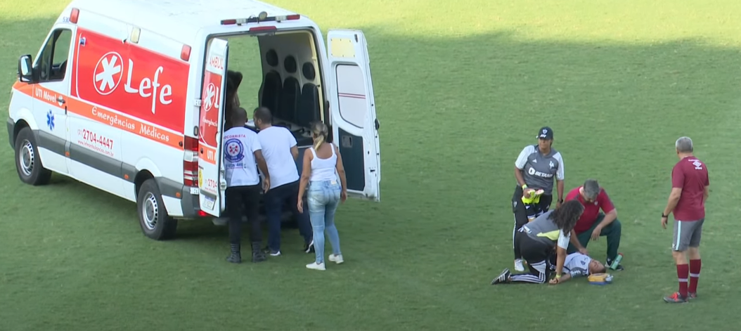 Jogadora do Atlético desmaia em campo durante jogo do Brasileiro Feminino