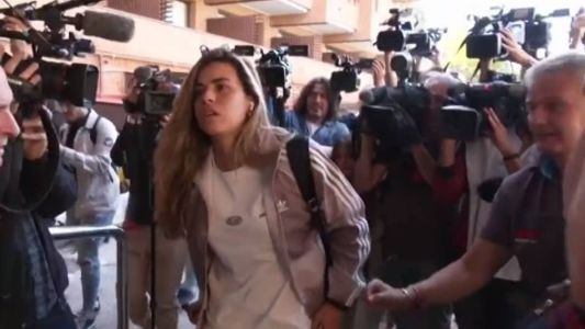 Jogadoras da Espanha se apresentam sob protesto