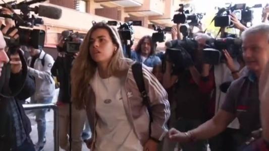 Jogadoras da Espanha se apresentam sob protesto
