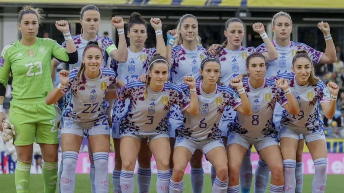 Jogadoras da Espanha demonstram apoio a Jenni Hermoso com mensagem antes de jogo