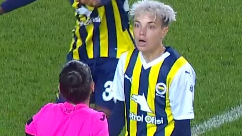 Jogadora rouba bola de goleira e faz gol inusitado na Turquia; veja vídeo