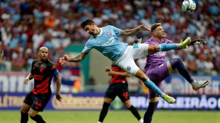 Jogadores Bahia e Athletico durante partida pelo Campeonato Brasileiro