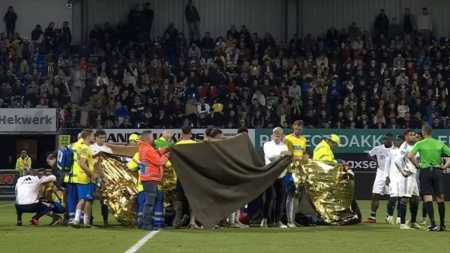 Jogadores cobriram o goleiro na partida pelo Campeonato Holandês