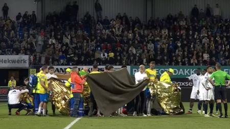 Jogadores cobriram o goleiro na partida pelo Campeonato Holandês