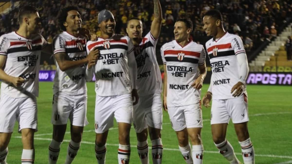 Pentacampeão defende brasileiro no Puskás: 'Figura entre os gols mais bonitos'
