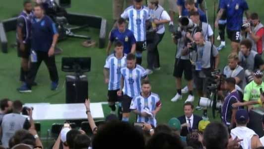 Jogadores da Argentina foram para os vestiários após a confusão