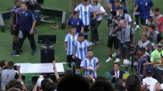 Jogadores da Argentina foram para os vestiários após a confusão