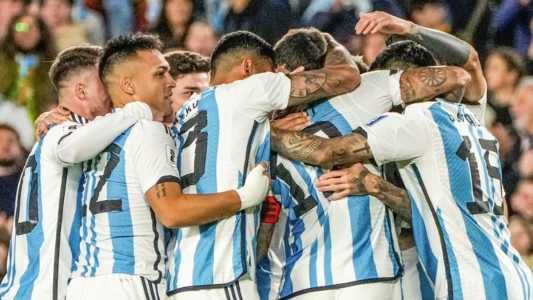 Jogadores da Argentina durante partida contra o Paraguai, pelas Eliminatórias