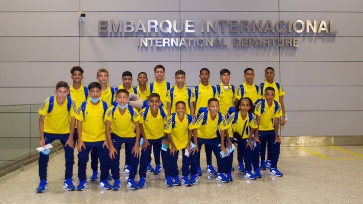 Sub-13 do Cruzeiro viaja para torneio em Dubai e sob os olhares de Ronaldo