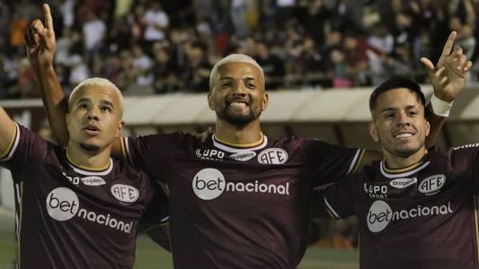 Jogadores da Ferroviária comemorando o gol da vitória em casa