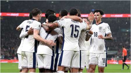 Jogadores da Inglaterra comemoram gol contra a Sérvia