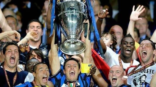 Goleiro Júlio César (esq) ao lado dos jogadores da Inter de Milão durante título da Champions League