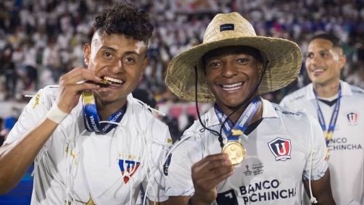Jogadores da LDU comemoram título da Copa Sul-Americana, neste sábado