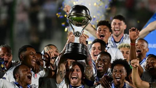 Jogadores da LDU levantam o troféu de campeões da Copa Sul-Americana