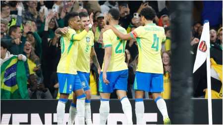 Jogadores da Seleção Brasileira comemoram gol em amistoso contra Senegal