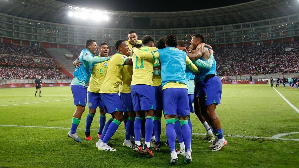 Diniz diz que gramado 'estranho' fez Seleção acelerar demais jogo contra o Peru