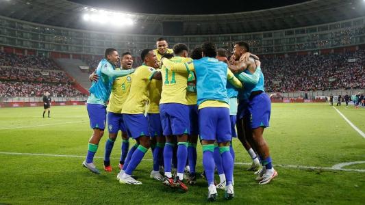 Jogadores da Seleção Brasileira comemoram gol contra o Peru, em Lima
