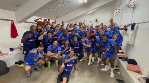 Jogadores da URT comemoram mais uma vitória no Mineiro