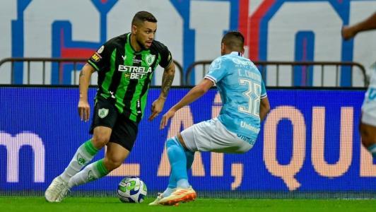Jogadores de América (esq) e Bahia (dir) durante partida pela Série A