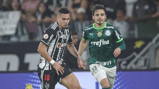Jogadores de Atlético (esq) e Palmeiras (dir) em jogo no Mineirão