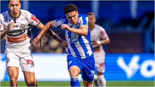 Jogadores de Avaí e Athletic disputam bola na Ressacada