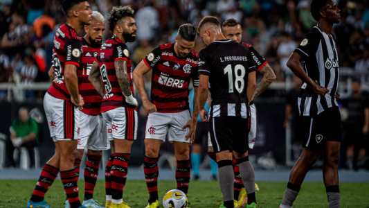 Jogadores de Botafogo e Flamengo no último clássico disputado no Nilton Santos