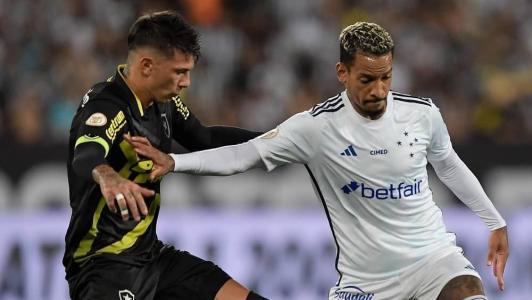 Jogadores de Botafogo (esq) e Cruzeiro (dir) pelo Campeonato Brasileiro