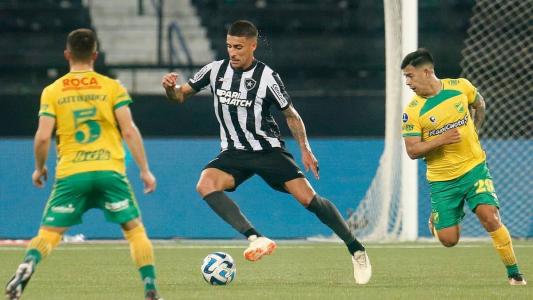 Jogadores de Botafogo e Defensa y Justicia no Nilton Santos, nesta quarta, pela Sul-Americana