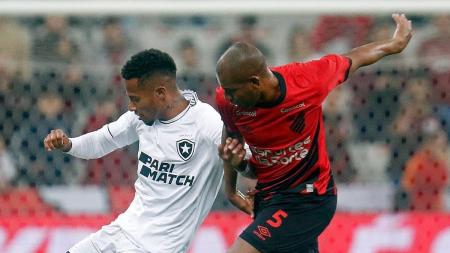 Jogadores de Botafogo e Athletico