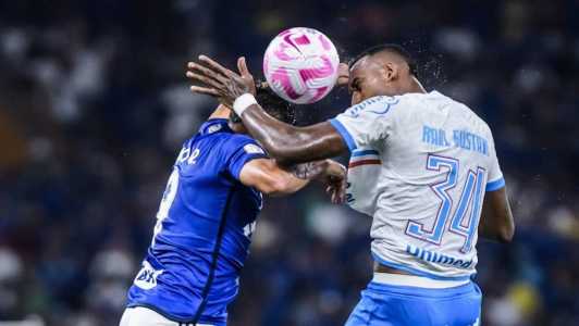 Jogadores de Cruzeiro e Bahia durante partida nessa quarta-feira (25)