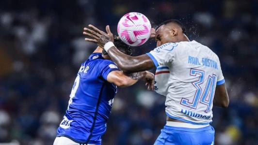 Jogadores de Cruzeiro e Bahia durante partida nessa quarta-feira (25)