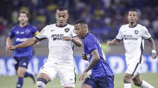 Jogadores de Cruzeiro e Botafogo durante partida pela Série A