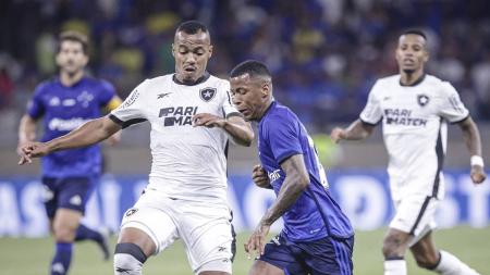 Jogadores de Cruzeiro e Botafogo durante partida pela Série A