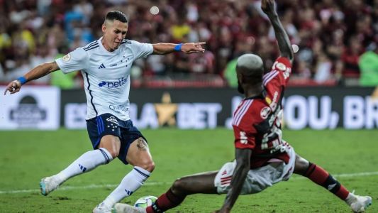 Jogadores de Cruzeiro e Flamengo em jogo pelo Brasileiro